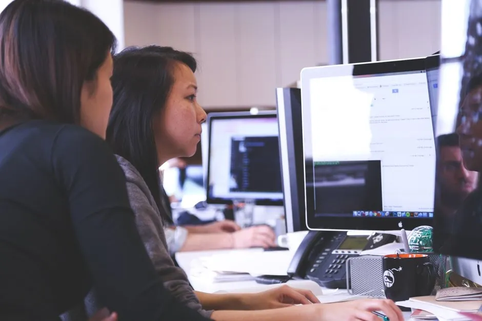 Écran d'ordinateur montrant un comparatif de logiciels de gestion pour petites entreprises